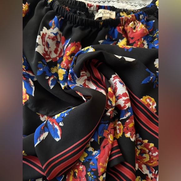 Black and multicolored flower pattern top - Picture 4 of 4